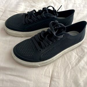 Rare crocs sneakers super comfortable!!!size 8